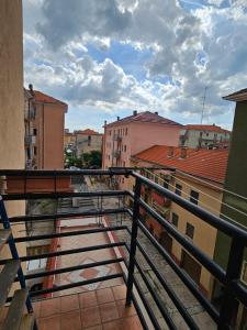 een balkon met uitzicht op de stad bij Alloggio Desiri in Pavia