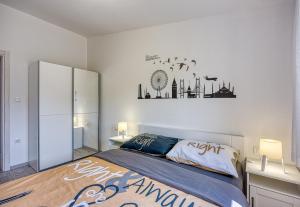 um quarto com uma cama grande e uma cidade na parede em Family Friendly House Kacana - Happy Rentals em Vodnjan