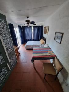 ein Schlafzimmer mit einem Bett und einem Tisch in einem Zimmer in der Unterkunft The Budget Inn in Bloemfontein