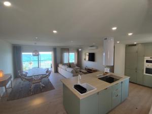 a kitchen and living room with a couch and a table at Paradisun Villajoyosa in Villajoyosa