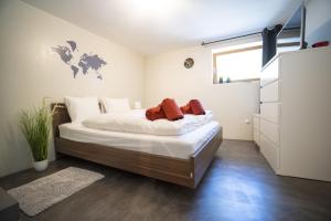 un dormitorio con una cama con dos animales de peluche en Chasa Muglin Ardez, en Ardez