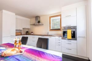 Una cocina o zona de cocina en Chasa Muglin Ardez
