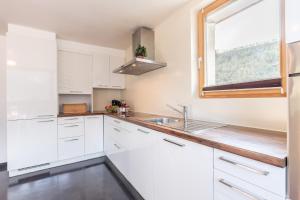 Una cocina o zona de cocina en Chasa Muglin Ardez