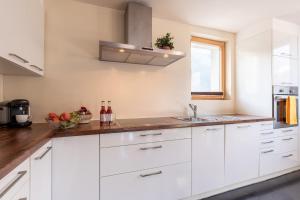 Una cocina o zona de cocina en Chasa Muglin Ardez