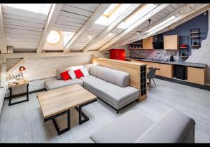 una sala de estar con un sofá y una mesa en Romari Площа Ринок 29, en Leópolis