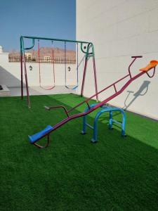 einen Spielplatz mit Rutsche auf dem Rasen in der Unterkunft Sea view chalet in Taba