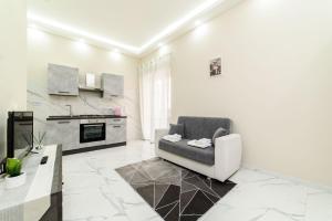 a living room with a couch and a kitchen at Casa Alexander in Nocera Inferiore