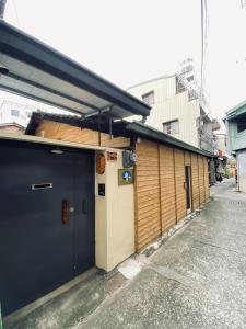 een gebouw met een blauwe deur op een straat bij 家暖暖,老屋新生,房源內有戶外空間,嘉義市民宿013號 in Chiayi City