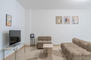 sala de estar con sofá y TV en T2 Panier avec loggia en Marsella