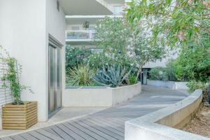 una pasarela que conduce a un edificio con plantas en T2 Panier avec loggia, en Marsella