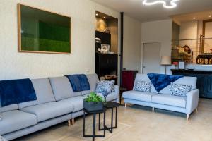 a living room with two blue couches and a table at Villa-Mari in Oricáin