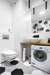 a bathroom with a washing machine and a toilet at Apartament Yana 35 Warsaw in Warsaw