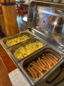 een dienblad met hotdogs en worstjes op een tafel bij Sruby Haida in Ceske Petrovice