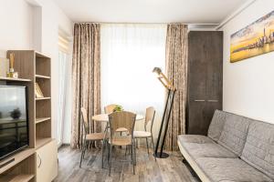 - un salon avec un canapé et une table dans l'établissement Sona Plus, à Braşov