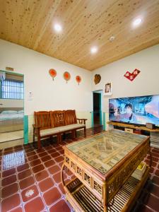 TV in/ali zabaviščno središče v nastanitvi 家暖暖,老屋新生,房源內有戶外空間,嘉義市民宿013號