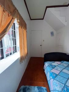Schlafzimmer mit einem Bett und einem Fenster in der Unterkunft Jessie’s Place in Banlik
