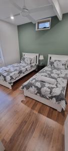 En eller flere senge i et værelse på Treetop Leura Deluxe Family Cabin