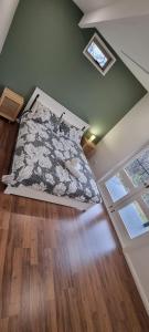Un pat sau paturi într-o cameră la Treetop Leura Deluxe Family Cabin