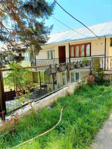 una cerca frente a una casa con un patio en GUEST HOUSE 'KIDOBANI', en Surami