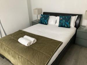 ein Bett mit zwei gewalzten Handtüchern darüber in der Unterkunft lovely place near to beach in Brighton & Hove