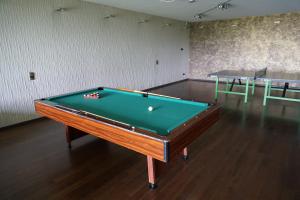 Biliár nebo kulečník v ubytování Villa via Lapis - Panoramablick über Dresden - Garten - Pool - Sauna - Luxus