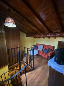 sala de estar con sofá y lámpara de araña en La herradura, acogedora casa en Montemayor del Río, en Montemayor del Río