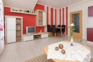 Un televizor și/sau centru de divertisment la Ferienwohnung Inselblick