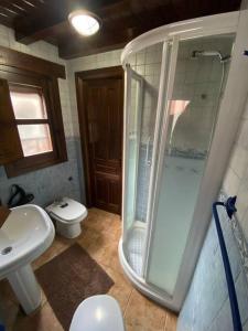 y baño con ducha, aseo y lavamanos. en La herradura, acogedora casa en Montemayor del Río, en Montemayor del Río
