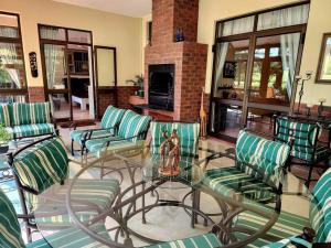 - un salon avec une table et des chaises en verre dans l'établissement Villa A13 - Selborne Golf Estate, à Pennington