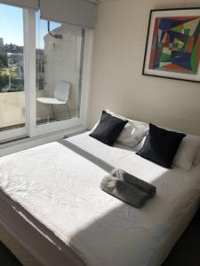 1 bedroom apartment in Paddington with beautiful view 객실 침대