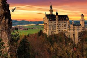 a castle on top of a mountain at sunset at Meister-s-Ferienhaus-Tiere-herzlich-willkommen-Koenigswinkel in Karlsebene +12 photos