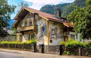 a house with a painting on the side of it at Meister-s-Ferienhaus-Tiere-herzlich-willkommen-Koenigswinkel in Karlsebene