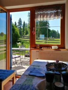 cocina con mesa y ventana grande en Meister-s-Ferienhaus-Tiere-herzlich-willkommen-Koenigswinkel en Karlsebene