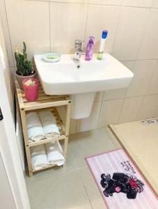 uma casa de banho com um lavatório, um WC e um tapete em Beautiful and lovely apartment em Tirana