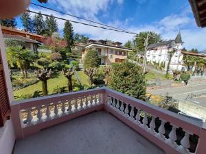 Elle comprend un balcon offrant une vue sur la rue. dans l'établissement VILLA AIDA LAKE VIEW, à Lavena Ponte Tresa