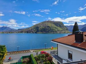 Blick auf einen See von einem Gebäude in der Unterkunft VILLA AIDA LAKE VIEW in Lavena Ponte Tresa