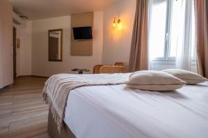 Cama ou camas em um quarto em Hôtel & Restaurant Les Mouettes