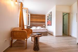 Cama ou camas em um quarto em Hôtel & Restaurant Les Mouettes