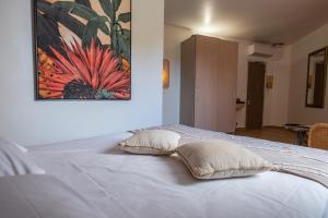 Cama ou camas em um quarto em Hôtel & Restaurant Les Mouettes