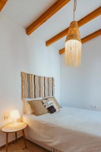 Säng eller sängar i ett rum på Apartamento con gran terraza junto a la playa