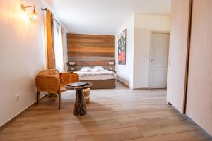 Cama ou camas em um quarto em Hôtel & Restaurant Les Mouettes