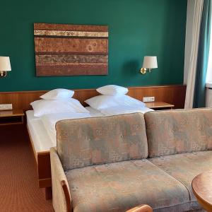 Un pat sau paturi într-o cameră la Hotel Jungbräu