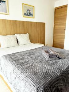 Un dormitorio con una cama con una manta. en provima mallorca sea view, en Benidorm