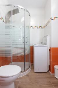 a bathroom with a glass shower and a toilet at Apartamento Vista Atlántico Puerto Rico in Mogán
