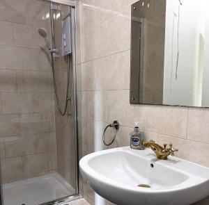 a bathroom with a sink and a shower at Dog and castle in Wood Walton