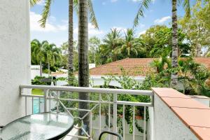 Balkoni atau teres di Alassio Poolside Resort - Palm Cove Beachfront Oasis