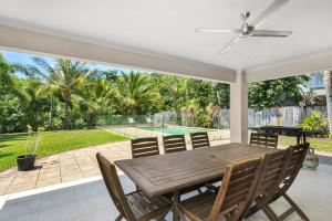 En hage utenfor 'Coco Tierra' Expansive Cairns Oasis with Pool