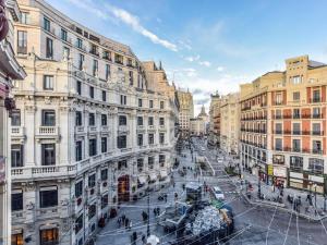 Blick auf eine Stadtstraße mit Gebäuden in der Unterkunft apartamento en plaza de canalejas in Madrid