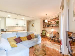sala de estar con sofá y cocina en apartamento reformado-2 habitaciones-5 huespedes, en Madrid