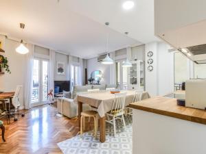 cocina y sala de estar con mesa y sillas en apartamento reformado-2 habitaciones-5 huespedes, en Madrid